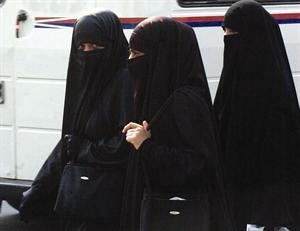 اؤيد لبس النساء للنقاب﻿