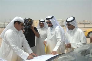 سعد الخرينج يتابع المخططات
