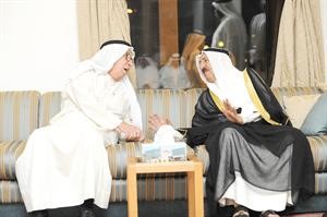 صاحب السمو الامير الشيخ صباح الاحمد يتبادل الحديث مع برجس البرجس