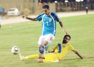 لاعب السالمية ناصر العثمان يتعرض للمضايقة من مدافع الساحل﻿