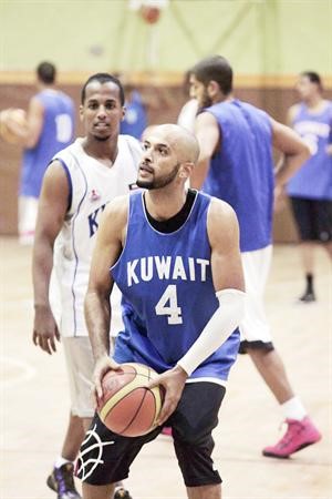 لاعبا ازرق السلة صقر عبد الرضا وشايع مهنا في التدريبات الاخيرة عادل يعقوب