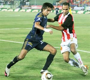 محمد طلعت في صراع على الكرة مع لاعب طلائع الجيش﻿