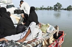 صورة تبرز حجم الكارثة التي اصابت اقاليم في باكستان حيث تحاول عائلات من كرمدادالوصول الى مكان امن بعيدا عن الفيضانات التي اغرقت ارجاء واسعة من البلادرويترز﻿