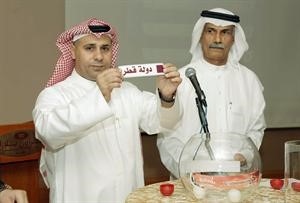سهو السهو يرفع ورقة قطر خلال سحب القرعة
﻿