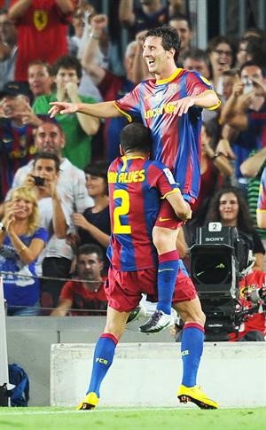لاعب برشلونة البرازيلي دانيال الفيس حاملا النجم الارجنتيني ليونيل ميسي احتفالا باحد اهدافه افپ
