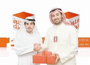 ناصر الديحاني يهنئ الفائز بالجائزة الاولى مساعد عبدالله محمد نور﻿