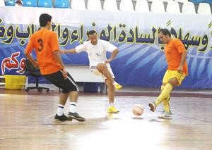 تمرير الكرة في منتصف الملعب