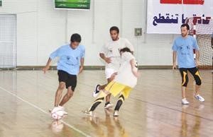 احد اللاعبين يقود هجمة