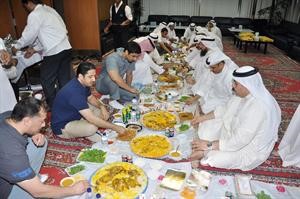 دبدر الشريعان خلال حضوره مادبة افطار مع عاملي الزور الجنوبية
