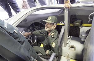 وزير الدفاع الايراني احمد وحيدي لدى تجريبه زورق سراج امس 	رويترز﻿