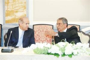 حديث بين امين عام الجامعة العربية عمرو موسى ومدير تلفزيون العربية عبدالرحمن الراشدسعود سالم
