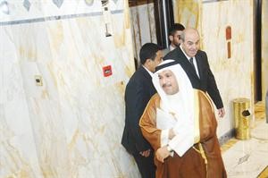 اياد علاوي خارجا من القاعة بعد انتهاء الاجتماع