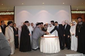 الانبا بيجول يشارك السفير المصري والحضور في الحفل تقطيع كعكة الحفل كرم ذياب