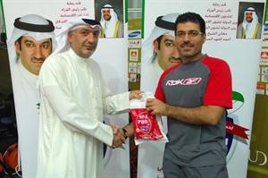 المدرب الوطني يوسف غلوم يسلم احدى الجوائز
