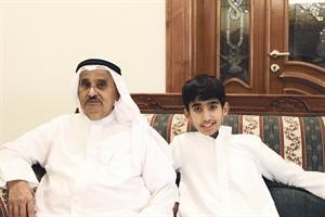مع حفيده سلمان علي العميري﻿