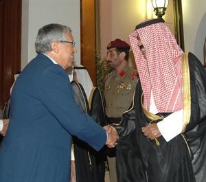 سمو ولي العهد الشيخ نواف الاحمد مصافحا دمحمد بن عيسى