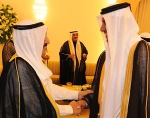 صاحب السمو الامير الشيخ صباح الاحمد مصافحا الشيخ حمد بن جاسم ال ثاني ويبدو سمو رئيس الوزراء