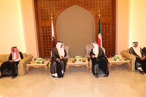 صاحب السمو الامير الشيخ صباح الاحمد خلال لقائه الشيخ حمد بن جاسم بحضور سمو ولي العهد وجاسم الخرافي