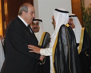 صاحب السمو الامير مصافحا اياد علاوي بحضور جاسم الخرافي والشيخ جابر العبدالله