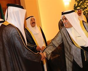 الشيخ علي الخليفة مصافحا الشيخ حمد بن جاسم