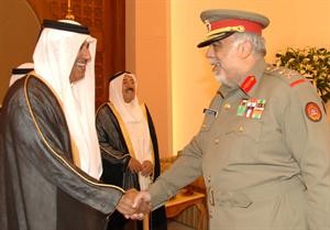 الفريق الشيخ احمد الخالد مصافحا الشيخ حمد بن جاسم