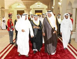 الشيخ حمد بن جاسم لدى مغادرته البلاد وفي وداعه الشيخ دمحمد الصباح ودسالم الجابر