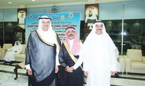 الشيخ سلمان الحمود ودعيج العتيبي مع احد المهنئين﻿