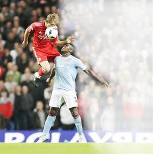 لاعب ليفربول لوكاس طائرا مع الكرة فوق ميكاريتشاردز اب