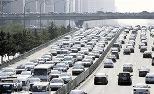 مدخل العاصمة الصينية بكين مكدس بمئات السيارات﻿