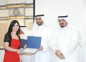 احدى الطالبات المكرمات تتسلم شهادة التقدير
