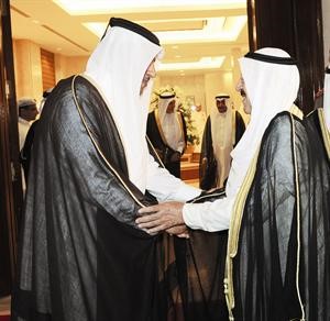 صاحب السمو الامير الشيخ صباح الاحمد مستقبلا الشيخ حمد بن جاسم ويبدو جاسم الخرافي وصاحب السمو الملكي الامير تركي الفيصل 