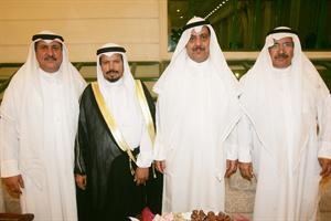 مبارك الخرينج متوسطا محمد بن مسيلم وبعض الحضور﻿