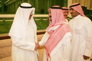 الخرينج يتلقى تهنئة من احد كبار السن﻿