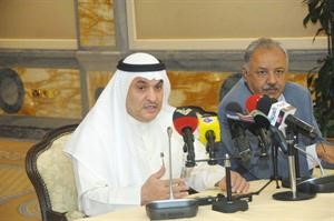 محمد الصقر ودغانم النجار خلال المؤتمر الصحافي عقب انتهاء الجلسة الختامية 