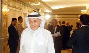 صاحب السمو الملكي الامير تركي الفيصل مغادرا القاعة عقب الجلسة الختامية