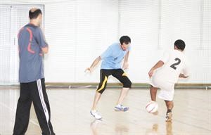 لاعب يسدد الكرة بمواجهة لاعب اخر
