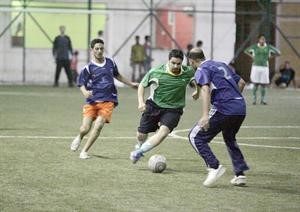 مراوغة بالكرة في وسط الملعب	عادل يعقوب﻿