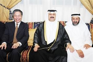 السفير القطري عبدالعزيز الفهيد والسفير الفيتنامي مع محمد العليم
﻿