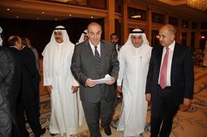 محمد الصقر واياد علاوي وفيصل الحجي خلال الحفل