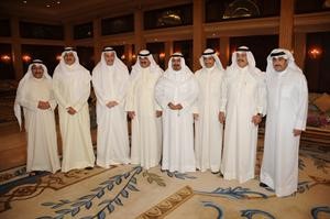 الشيخ دمحمد الصباح متوسطا ممرزوق الغانم وخالد الجارالله والشيخ فيصل الحمود ودانس الرشيد والاعلامي يوسف الجاسم وضاري العجران والسفير خالد المغامس