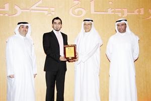 دابراهيم العبدالهادي مكرما احد الاطباء الخريجين