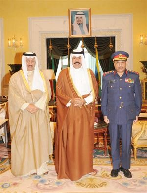 سمو ولي العهد الشيخ نواف الاحمد خلال لقائه الشيخ جابر المبارك والفريق الركن خالد الجراح﻿