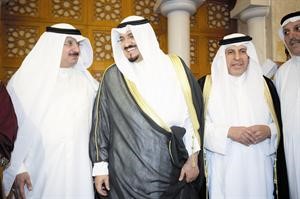 السفير السعودي دعبدالعزيز الفايز يقدم التهاني للشيخ احمد العبدالله ويبدو الوكيل المساعد طارق العجمي
﻿