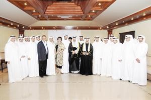 سمو رئيس الوزراء والنائب الاول يتوسطان جانبا من حضور غبقة التحالف الوطني في لقطة تذكارية
