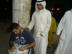 مشعل العازمي يتابع تحرير مخالفة
