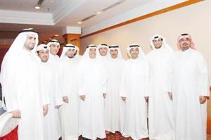 مجاسم البدر وشاكر عوض مع عدد من الحضور

