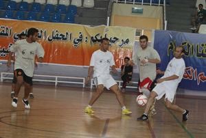 صراع على الكرة بين اللاعبين﻿