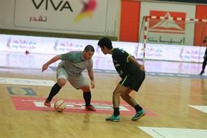 الايطالي اوريانو محاولا المرور بالكرة
