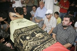 لبنانيون يشيعون جثمان احمد عميرات المنتمي الى الاحباش في بيروت امس الاول