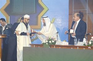 ناظم المسباح مكرما احد الحفاظ
